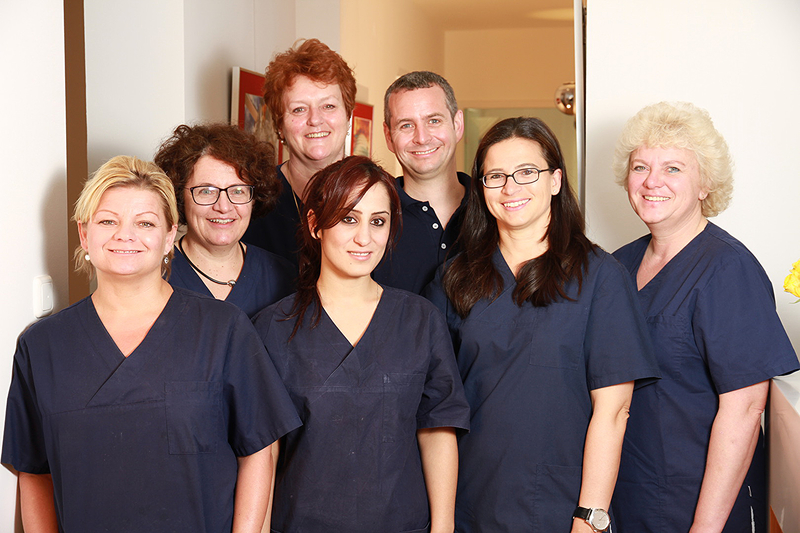 Dr. Michael Marshall und das Praxisteam
